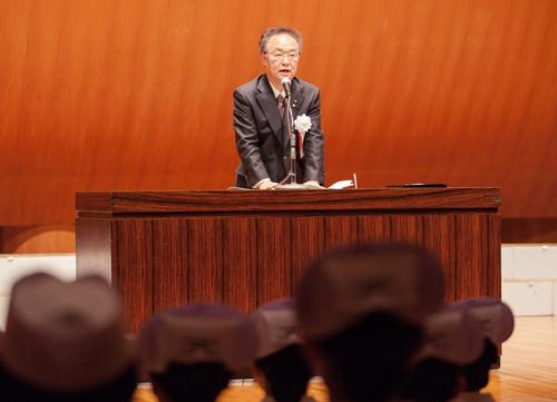 第38回川口市立看護専門学校戴帽式でスピーチする写真