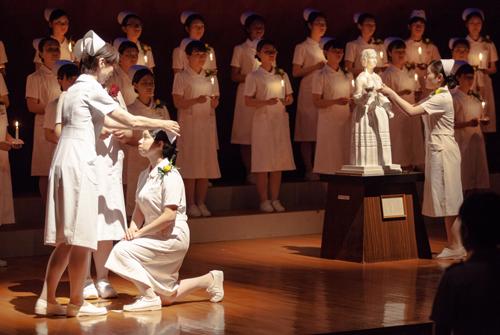 リリア音楽ホールで戴帽式を行う学生の写真