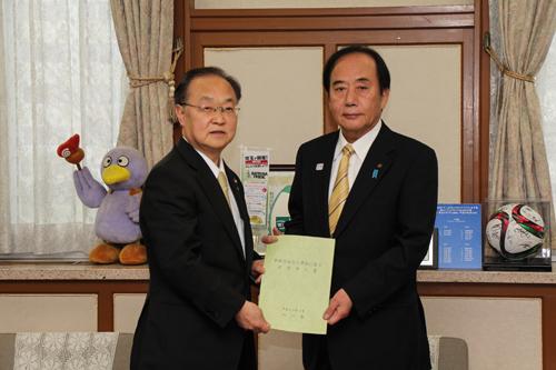 中核市指定の同意の申し入れを行う市長の写真