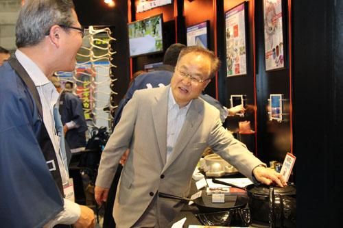 関係者と談笑する市長の写真