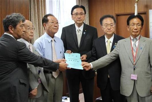 平成26年7月28日、内閣官房拉致問題対策本部にて川口の会の方が要望書・署名を提出している