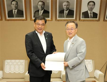 小林県議会議長に報告する奥ノ木市長の写真