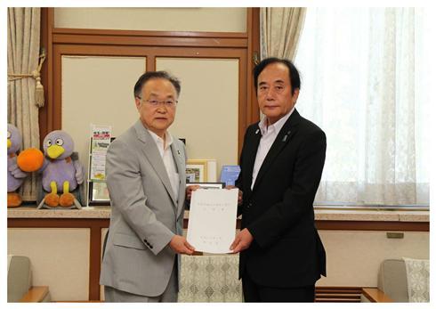 知事から県の同意書を受け取る市長の写真