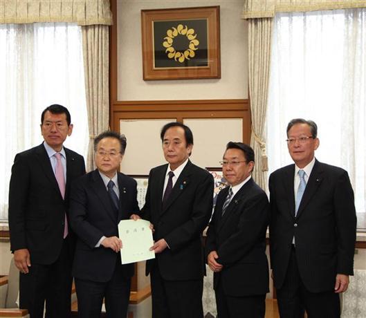 知事への協力要請を行う市長の写真