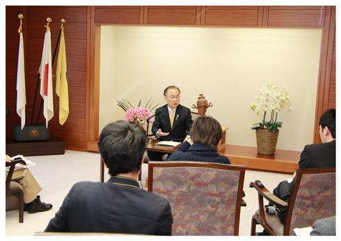 閣議決定を受けて記者会見を行う奥ノ木市長の写真