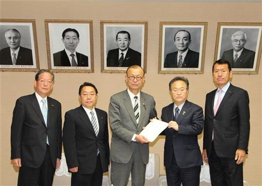 県議会への報告をする市長の写真