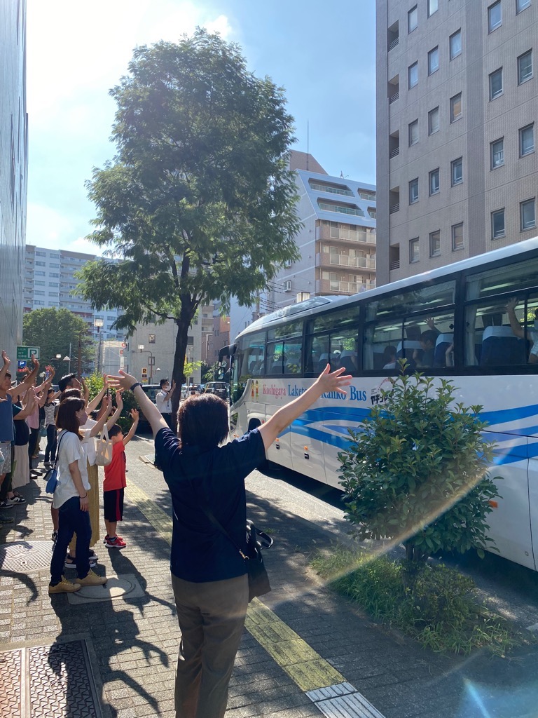 バスに乗って、「行ってらっしゃい!」