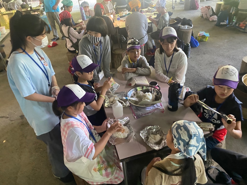 お昼のおにぎりを握るよ