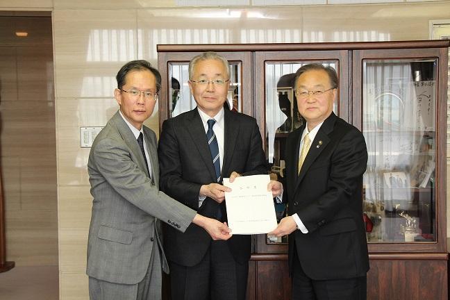 記念撮影をする橋詰副会長、浜田会長、奥ノ木市長の写真