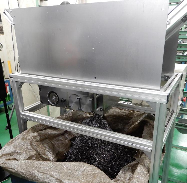稼働中の旋盤用切粉破砕機
