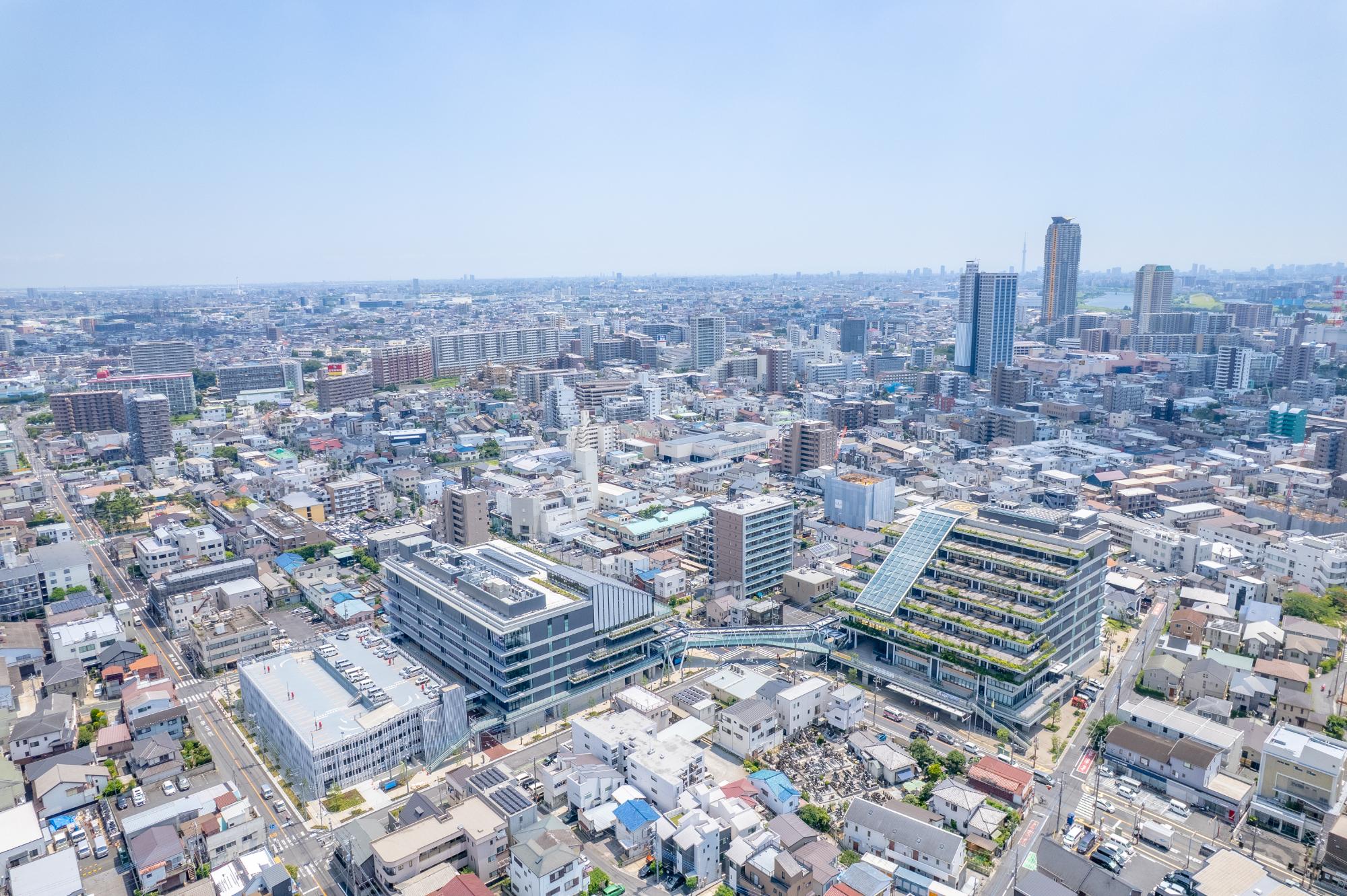 上空から見た第一本庁舎（右）と第二本庁舎（左）