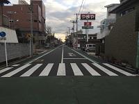 道路に路面塗布された横断歩道の写真