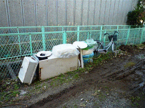 川口市に不法投棄された冷蔵庫や自転車などのゴミの写真