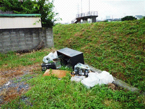 川口市の河川敷に不法投棄されたゴミの写真