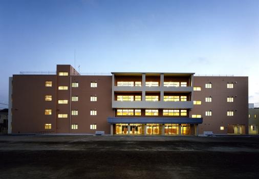 光が灯っている青木中央小学校の外構(北面)の写真