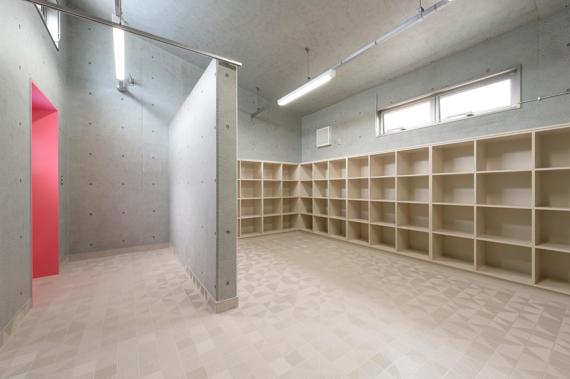 神根中学校プールの更衣室の写真