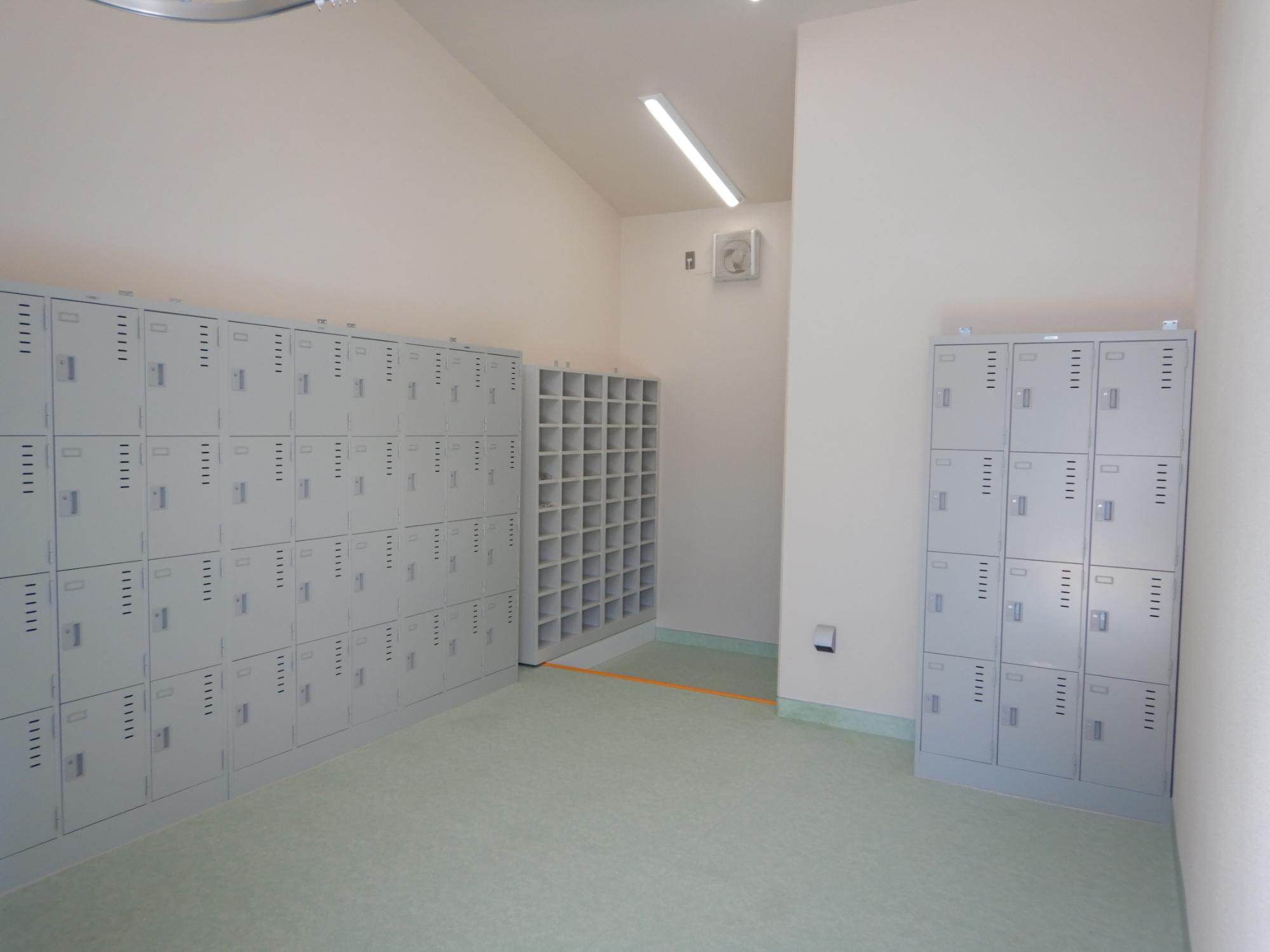 芝東中学校プールの更衣室内部の写真