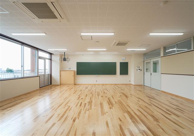 安行中学校の無人の普通教室の写真