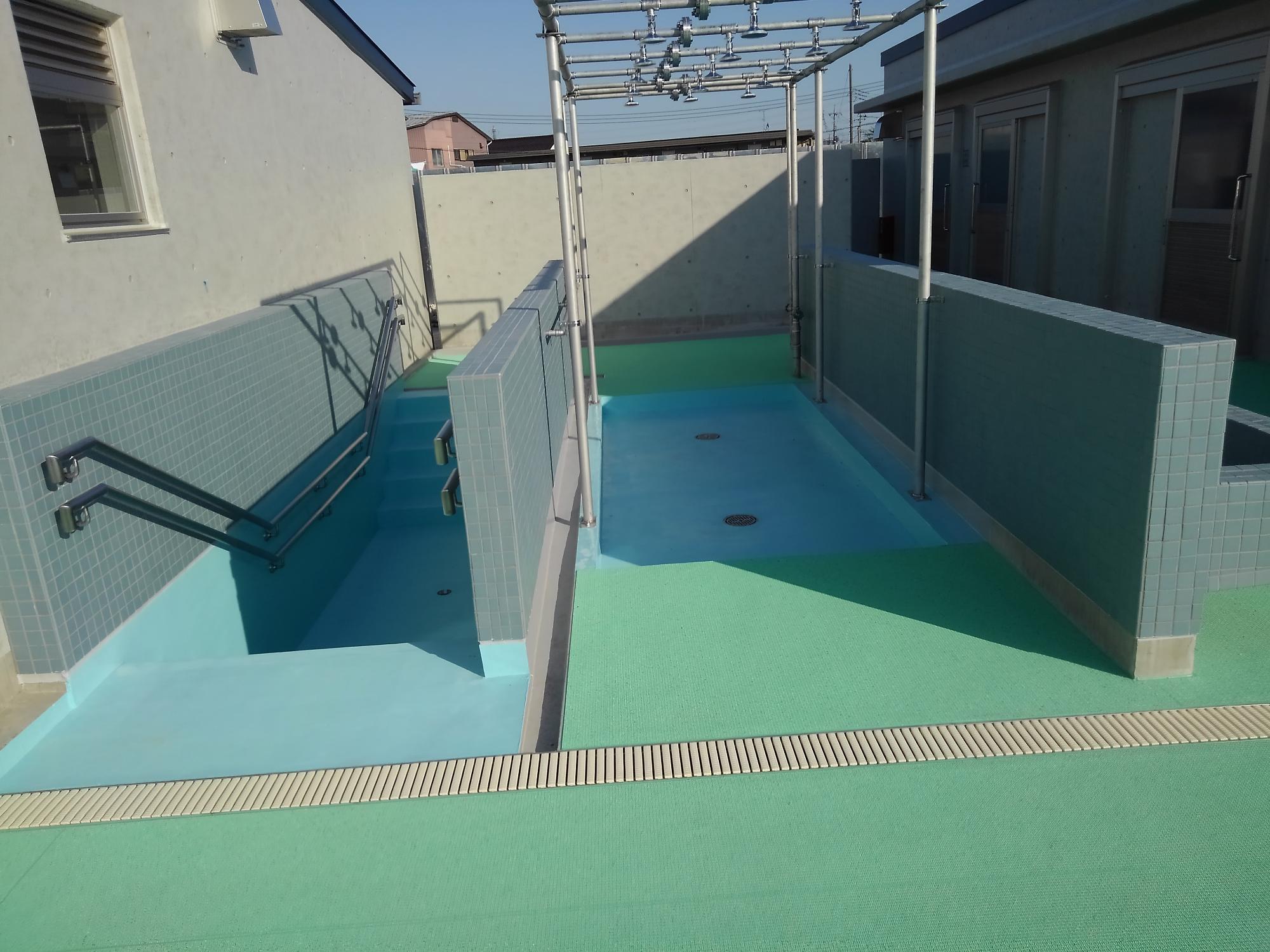 東本郷小学校 プールの腰洗い場とシャワーの写真