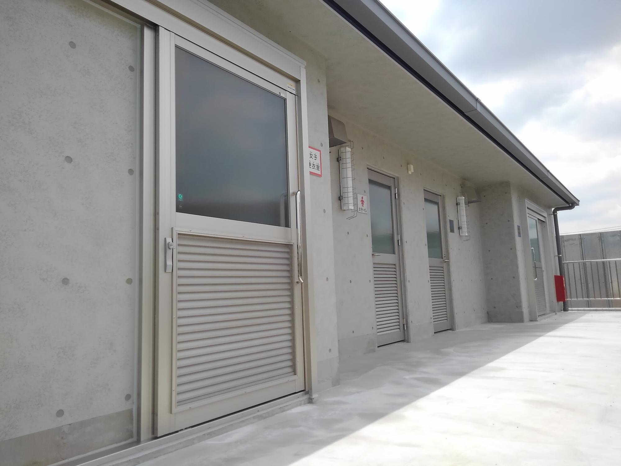 東本郷小学校プール 更衣室の外観の写真