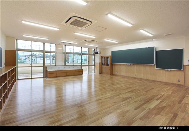 前川小学校の無人の普通教室の写真