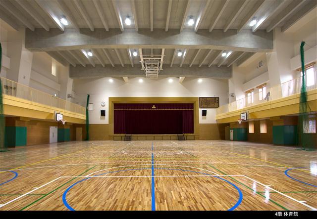 幸町小学校のバスケットゴールのある体育館の写真