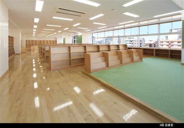 幸町小学校の無人の図書館の写真