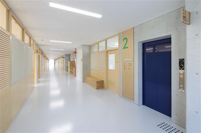 幸並中学校の明るいEVホール・廊下の写真
