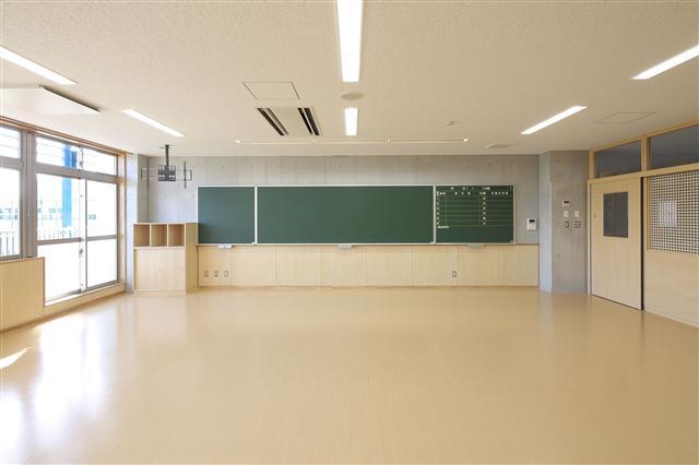 幸並中学校の無人の普通教室の写真