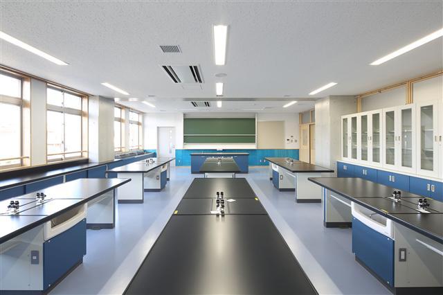 幸並中学校の無人の理科室の写真