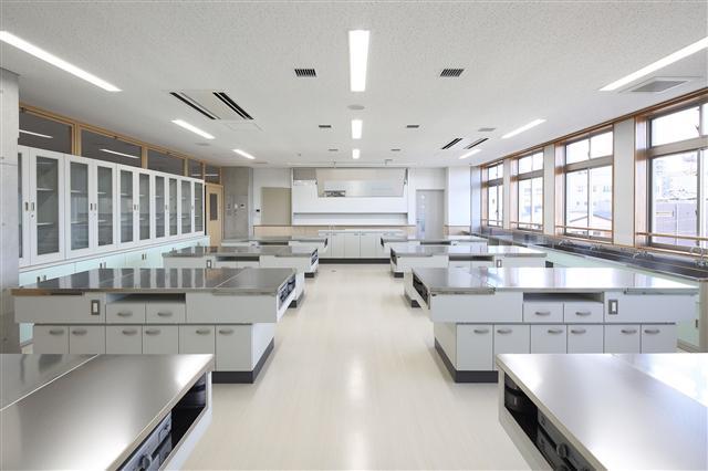 幸並中学校の無人の調理室の写真