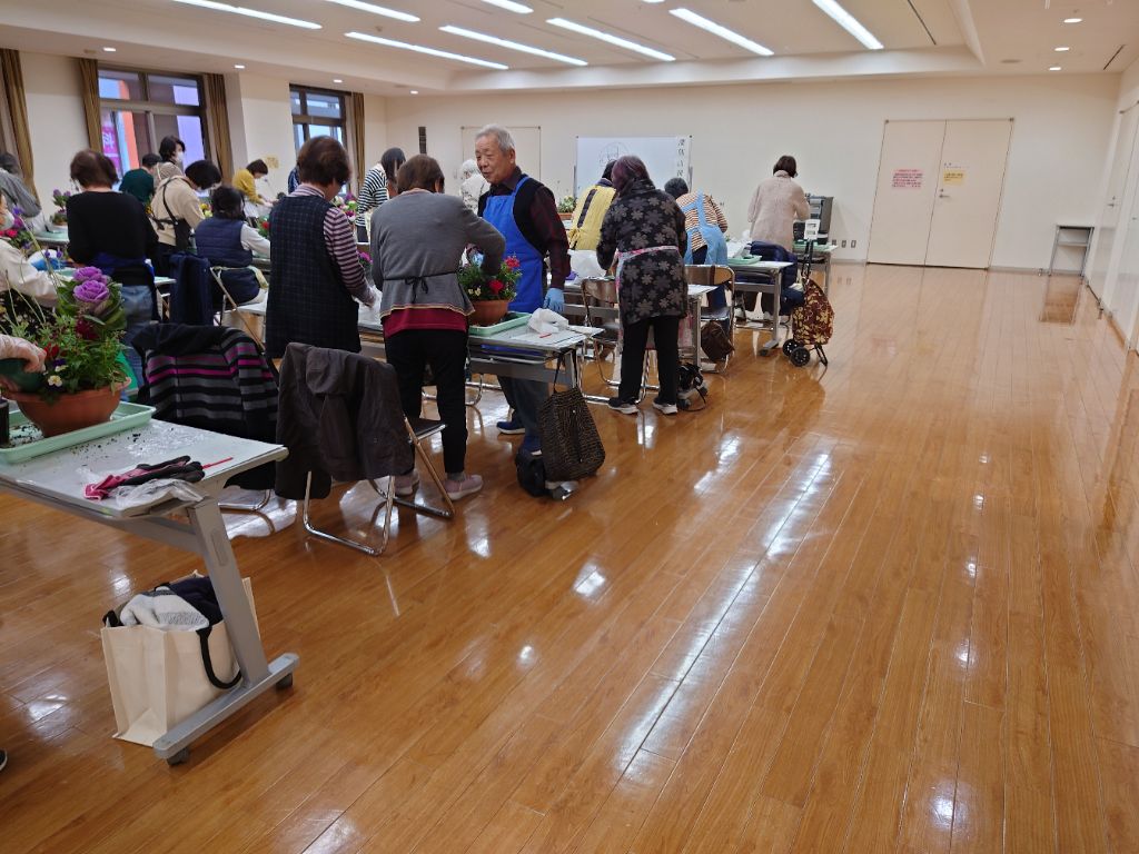 令和7年度講習会の様子・先生がひとりひとり丁寧に教えてくれます。