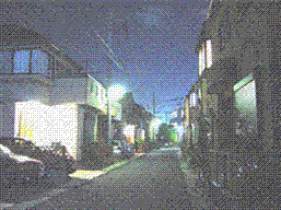 一軒一軒が夜間に門灯や玄関灯をつけて一戸一灯運動をしている様子の写真