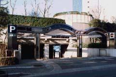川口駅西口地下公共駐車場出入口の写真