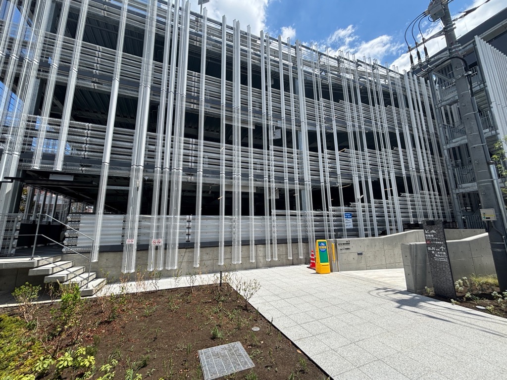 【庁舎西側】立体駐車場 令和7年8月撮影