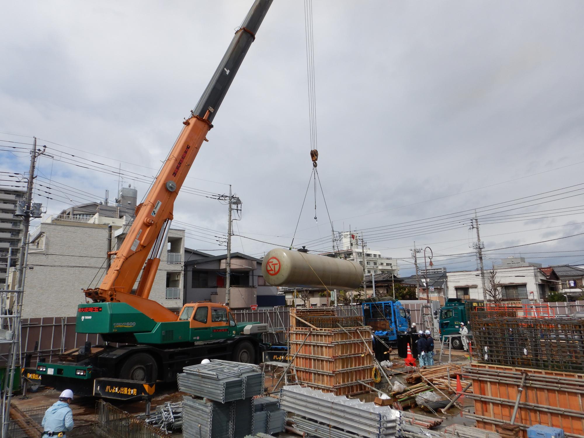 【非常用発電機用地下オイルタンク据付の様子】平成31年3月11日撮影