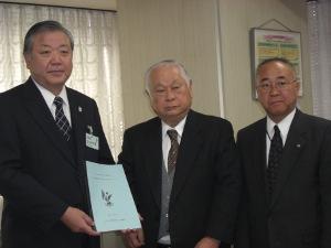 左から、神山教育長、佐藤会長、鈴木副課長が並んで写っている写真