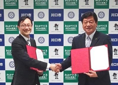 白水 始東京大学教授(左)と茂呂 修平川口市教育委員会教育長(右)が笑みを浮かべながら握手を交わしている様子の写真