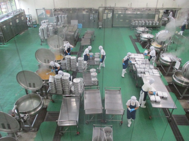 南平学校給食センター調理室全景