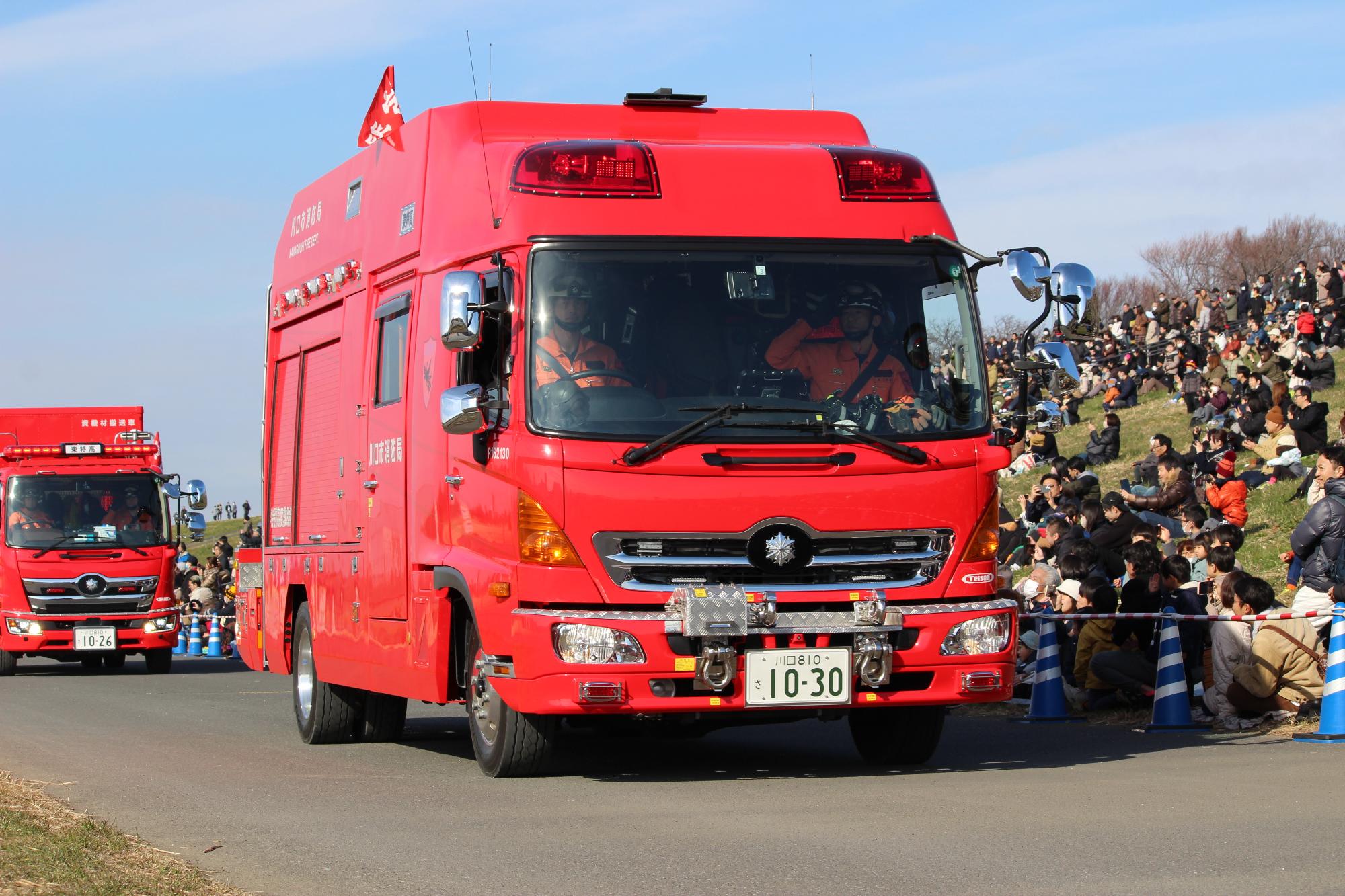 分列行進する消防車両