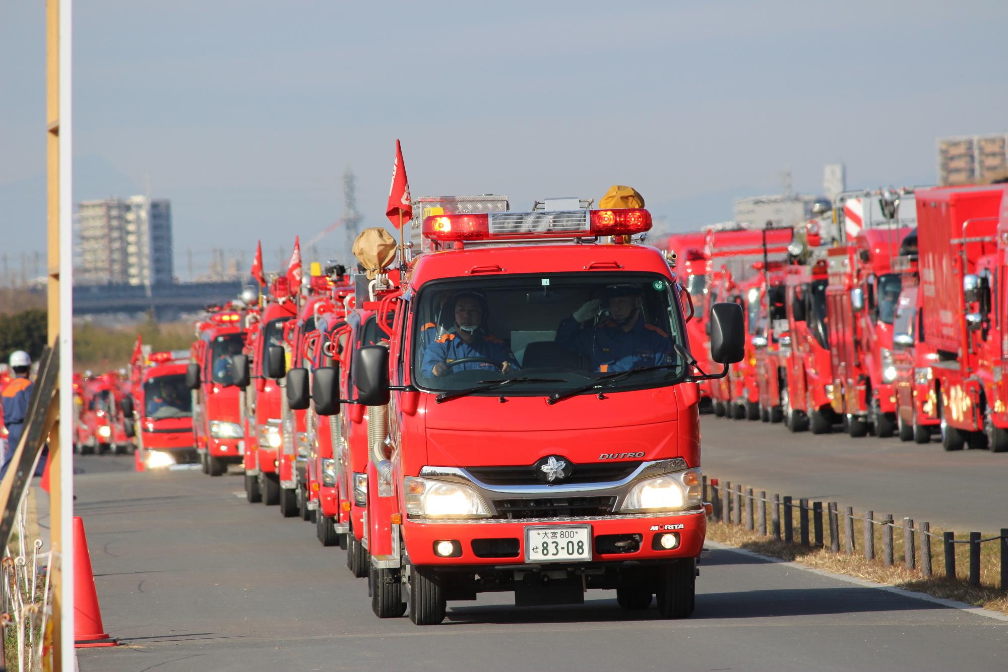 分列行進する消防団車両