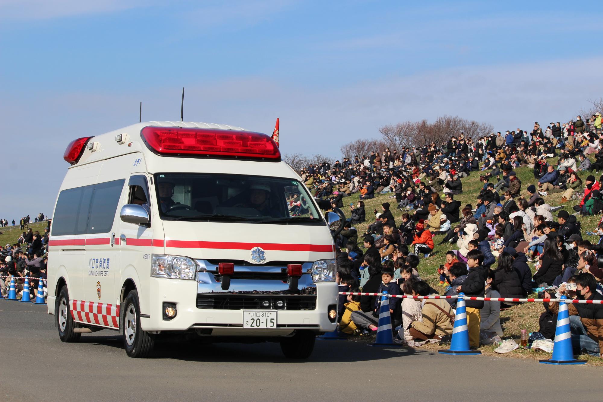 分列行進する消防車両2