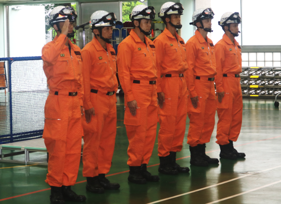特別高度救助隊の隊員6名が消防大学校救助科89期学生に対し敬礼している写真
