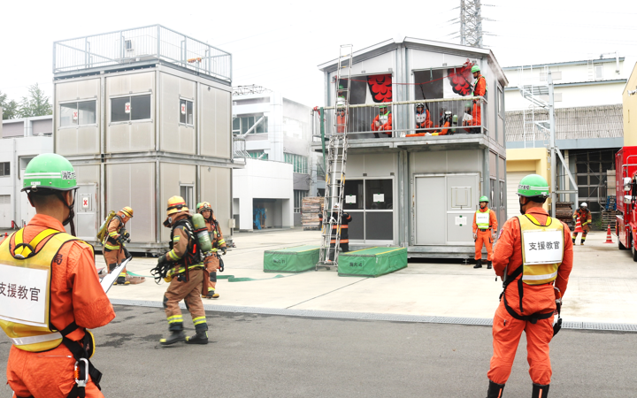 特別高度救助隊の隊員3名が火災建物を確認している写真