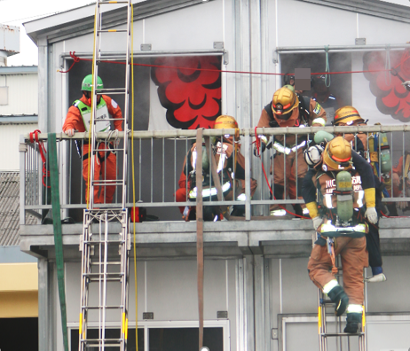 特別高度救助隊の隊員が建物2階から負傷した消防隊員2人目を救出している写真