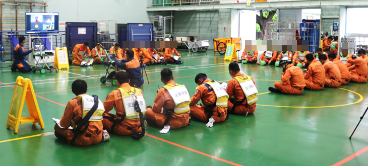 訓練が終了し、消防大学校の屋内訓練室にて検討会を実施している写真