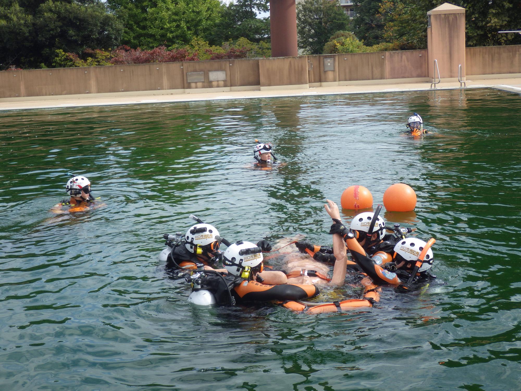 本市、要救助者をフローティング担架に収容