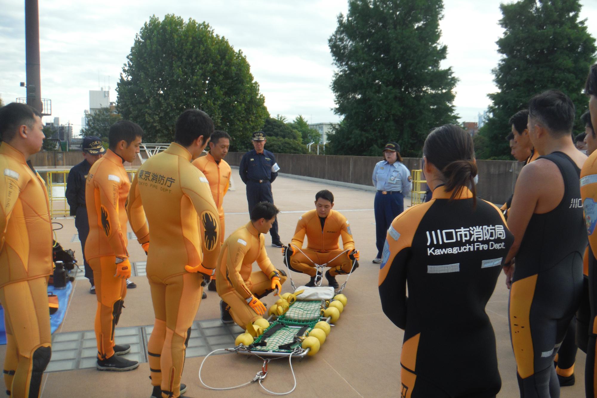 東京消防庁、フローティング担架設定方法説明