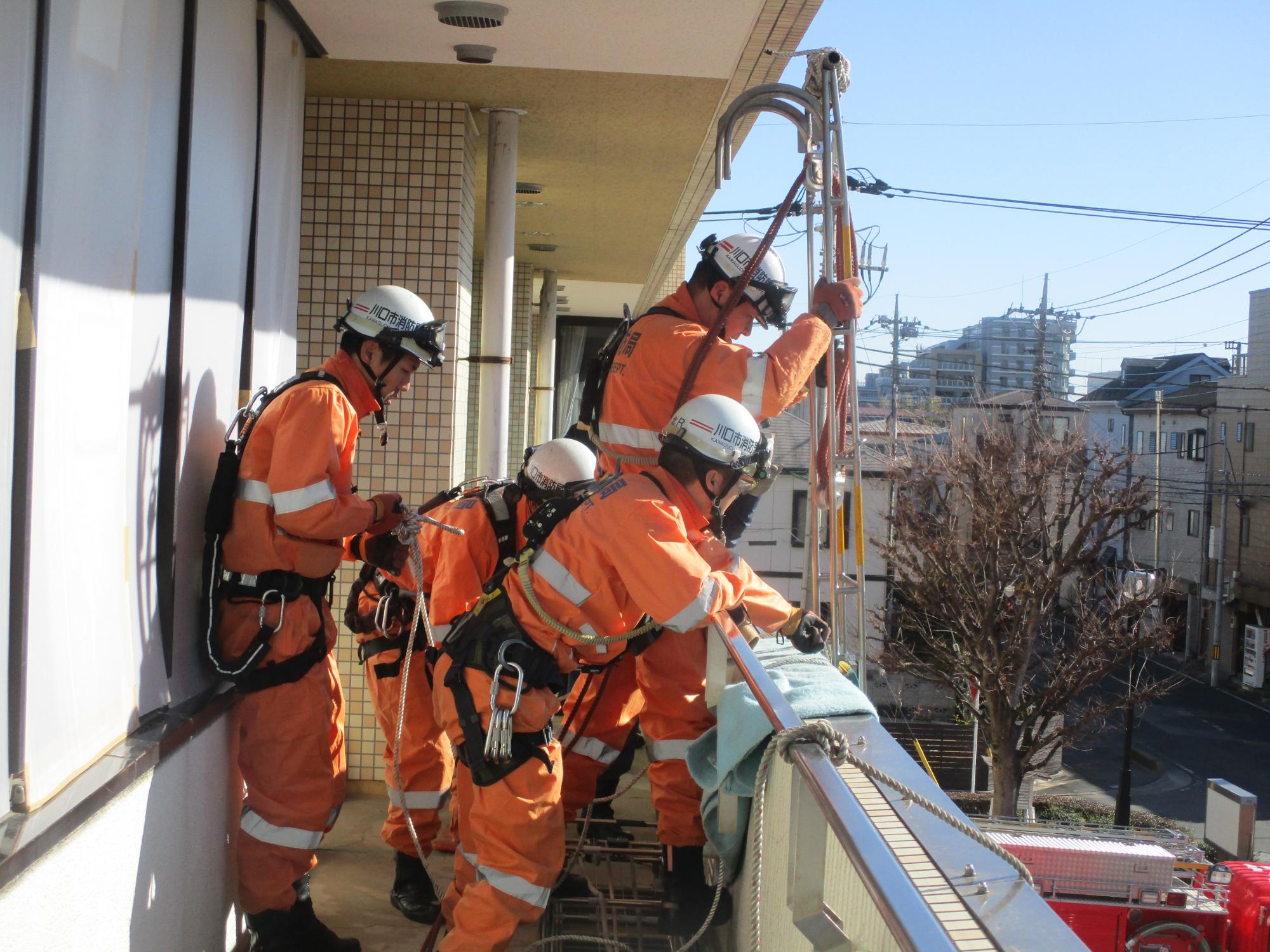 中2階の活動状況。負傷した作業員を中2階に救出するために、救助工作車に車載されている梯子に滑車やロープを取り付け簡易的なクレーンを作成します。