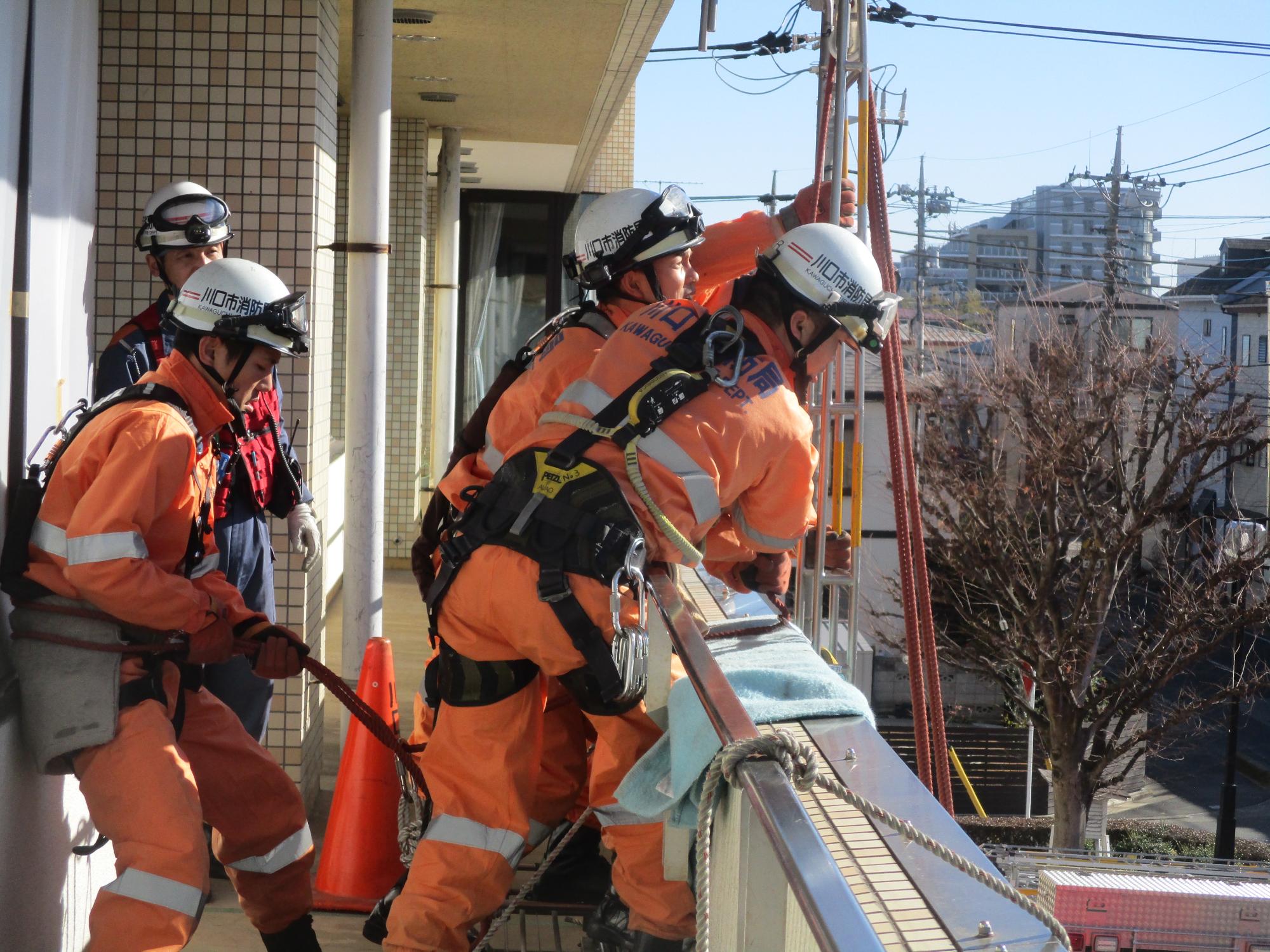 中2階の隊員もクレーン設定の点検をし救出準備完了。中2階の隊員は人力でバスケットストレッチャーを引き揚げます。